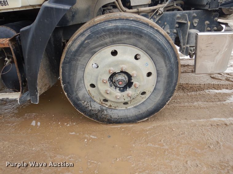 image for item FU9533 2000 Mack CH semi truck