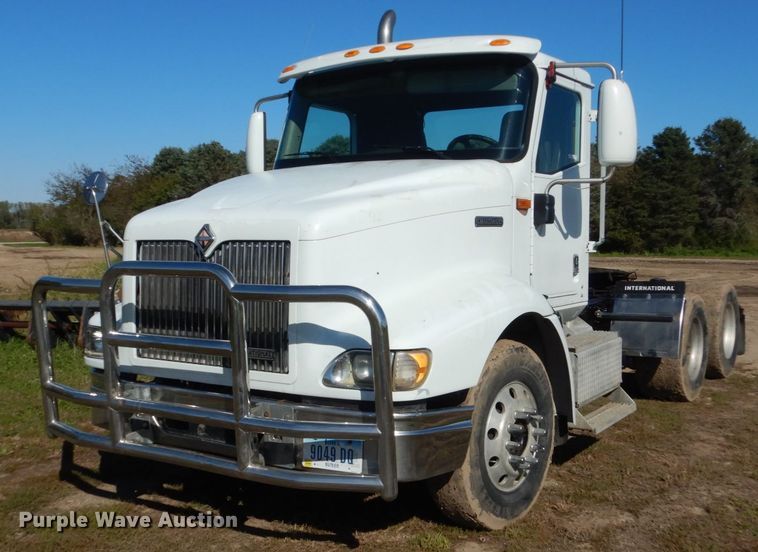image for item FU9717 2001 International 9200i semi truck