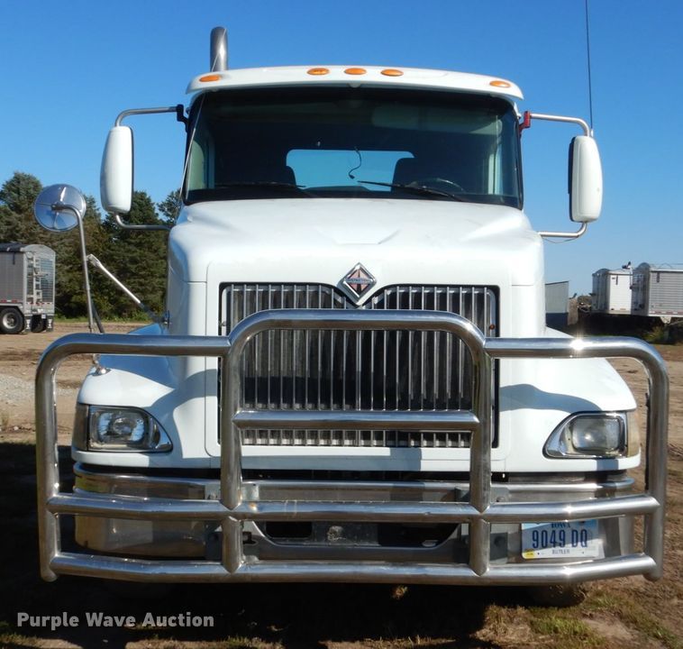 image for item FU9717 2001 International 9200i semi truck