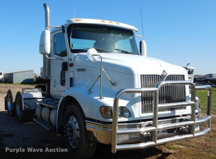 image for item FU9717 2001 International 9200i semi truck