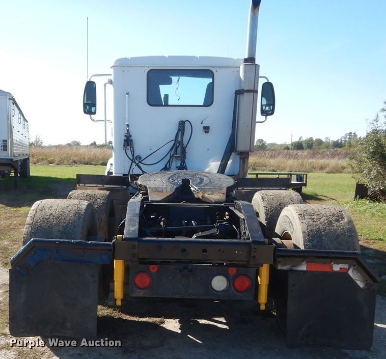 image for item FU9717 2001 International 9200i semi truck