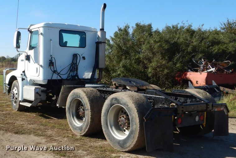 image for item FU9717 2001 International 9200i semi truck