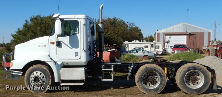 image for item FU9717 2001 International 9200i semi truck