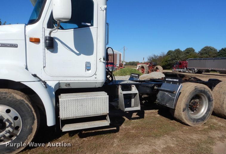 image for item FU9717 2001 International 9200i semi truck