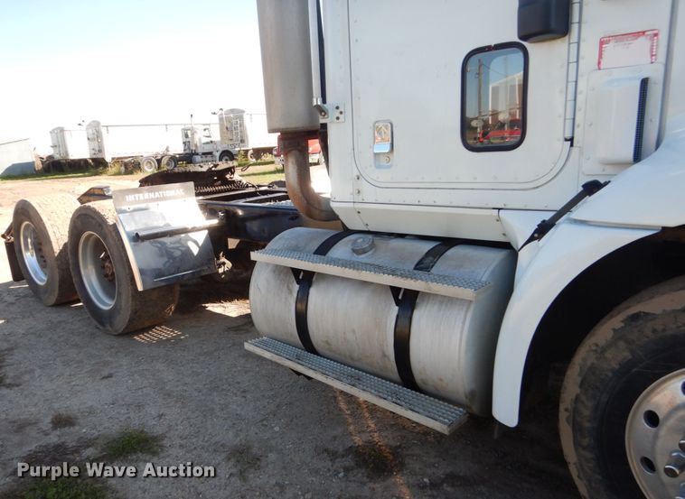 image for item FU9717 2001 International 9200i semi truck