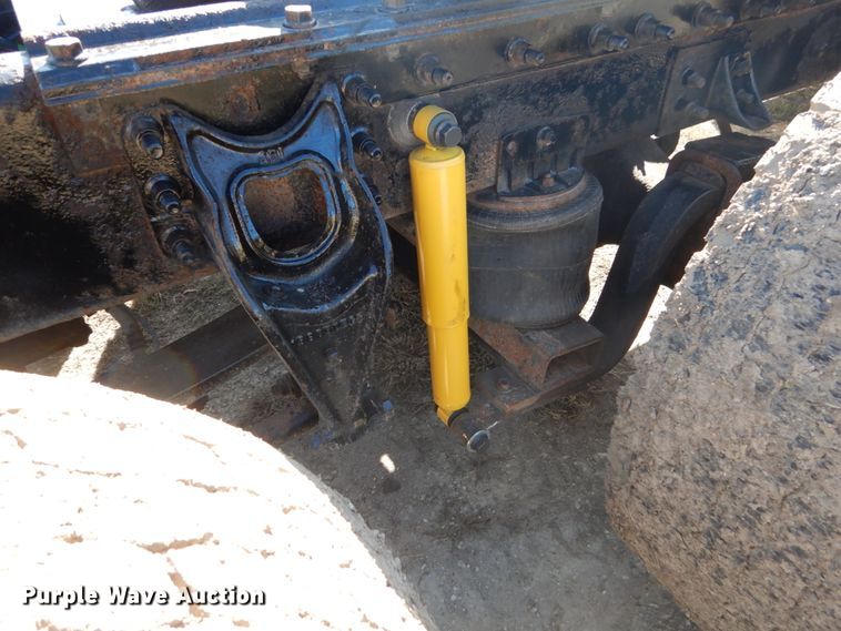 image for item FU9717 2001 International 9200i semi truck