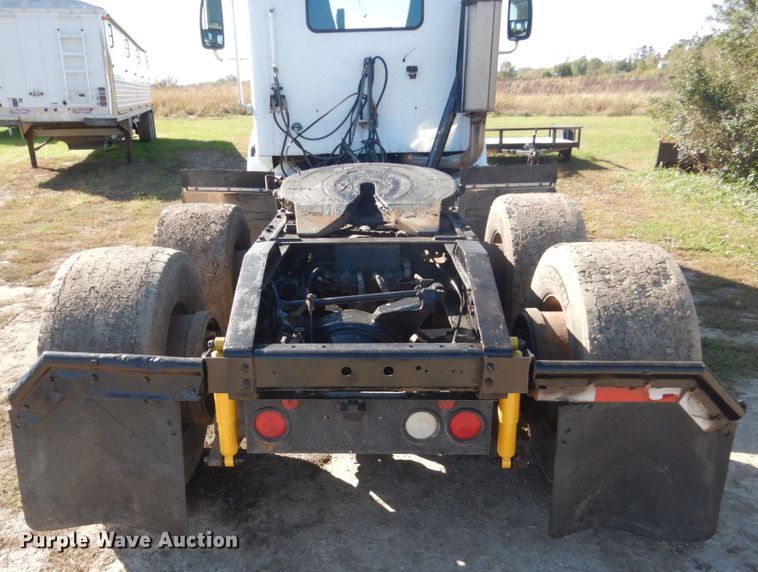 image for item FU9717 2001 International 9200i semi truck