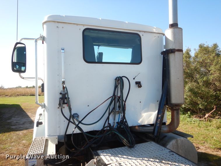 image for item FU9717 2001 International 9200i semi truck