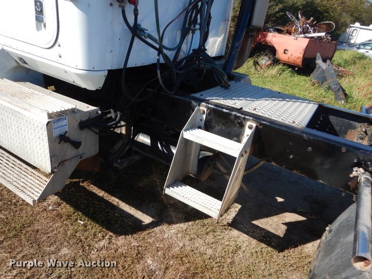 image for item FU9717 2001 International 9200i semi truck