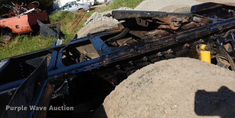 image for item FU9717 2001 International 9200i semi truck