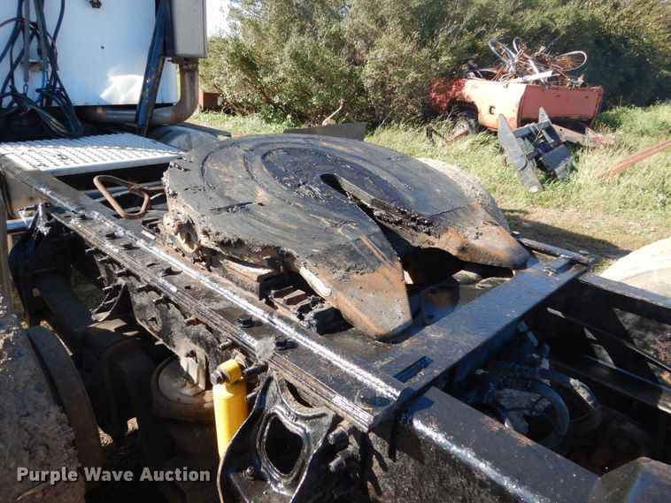 image for item FU9717 2001 International 9200i semi truck