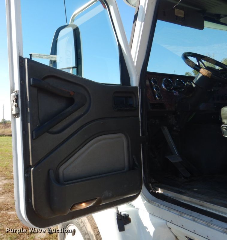 image for item FU9717 2001 International 9200i semi truck