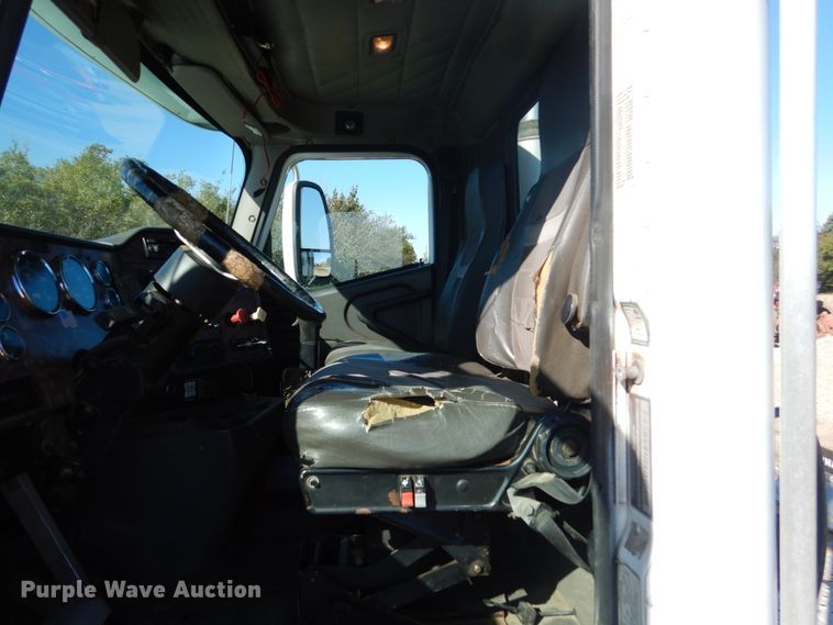 image for item FU9717 2001 International 9200i semi truck