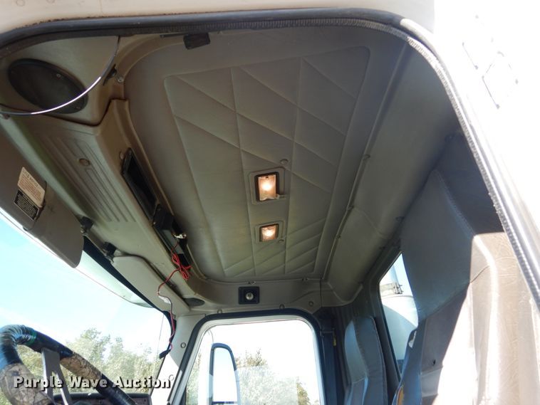 image for item FU9717 2001 International 9200i semi truck