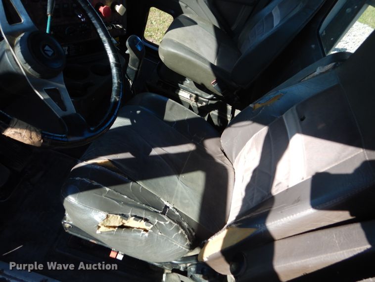 image for item FU9717 2001 International 9200i semi truck