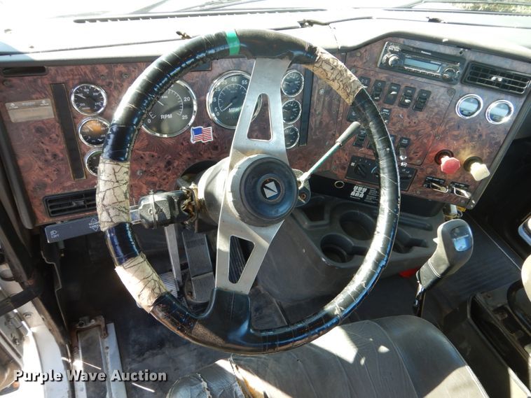 image for item FU9717 2001 International 9200i semi truck