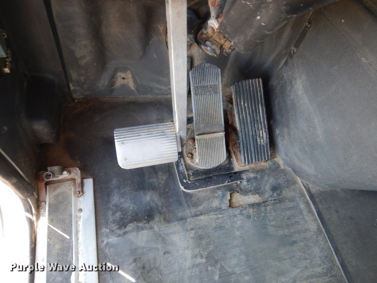 image for item FU9717 2001 International 9200i semi truck