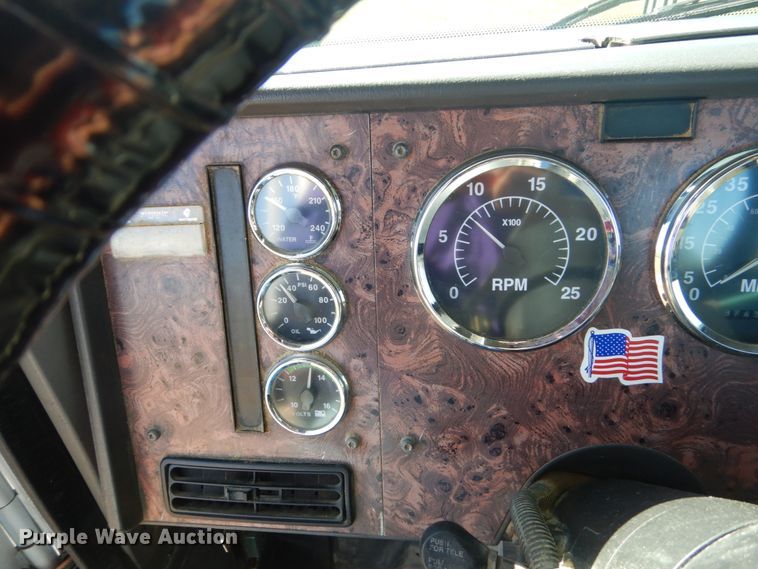 image for item FU9717 2001 International 9200i semi truck