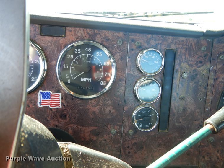 image for item FU9717 2001 International 9200i semi truck