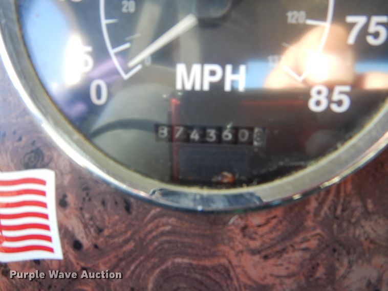 image for item FU9717 2001 International 9200i semi truck