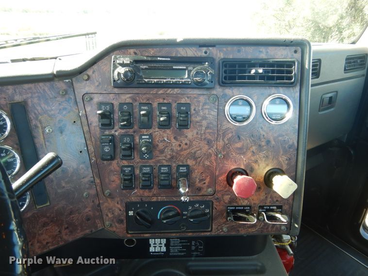 image for item FU9717 2001 International 9200i semi truck