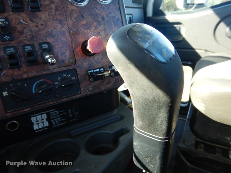 image for item FU9717 2001 International 9200i semi truck