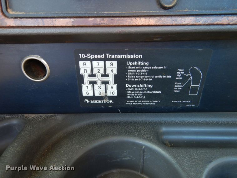 image for item FU9717 2001 International 9200i semi truck