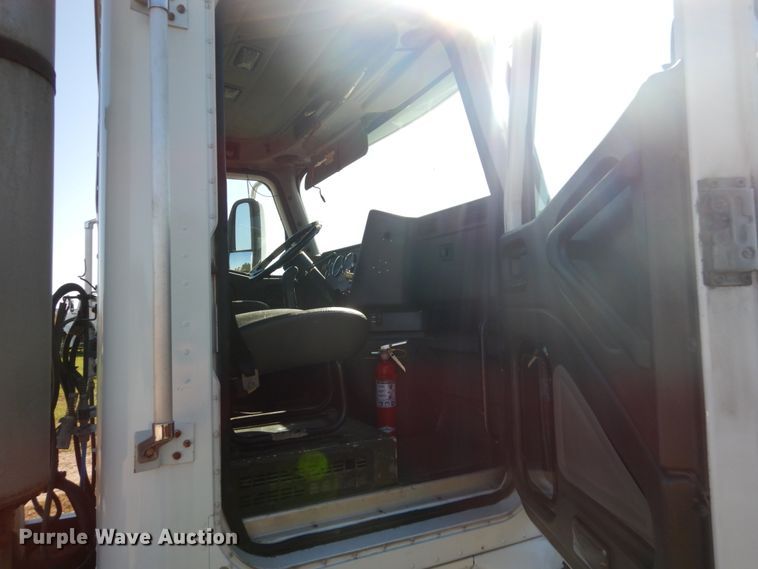 image for item FU9717 2001 International 9200i semi truck