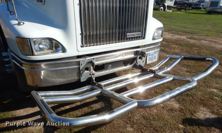 image for item FU9717 2001 International 9200i semi truck