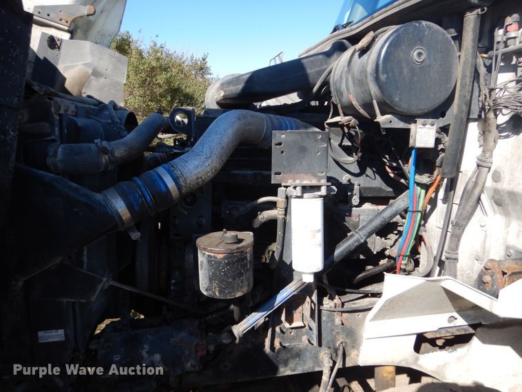 image for item FU9717 2001 International 9200i semi truck