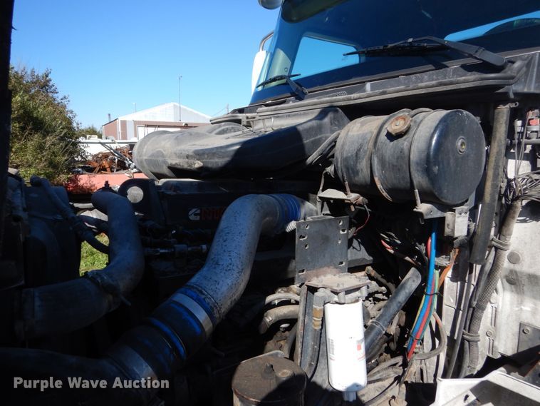 image for item FU9717 2001 International 9200i semi truck