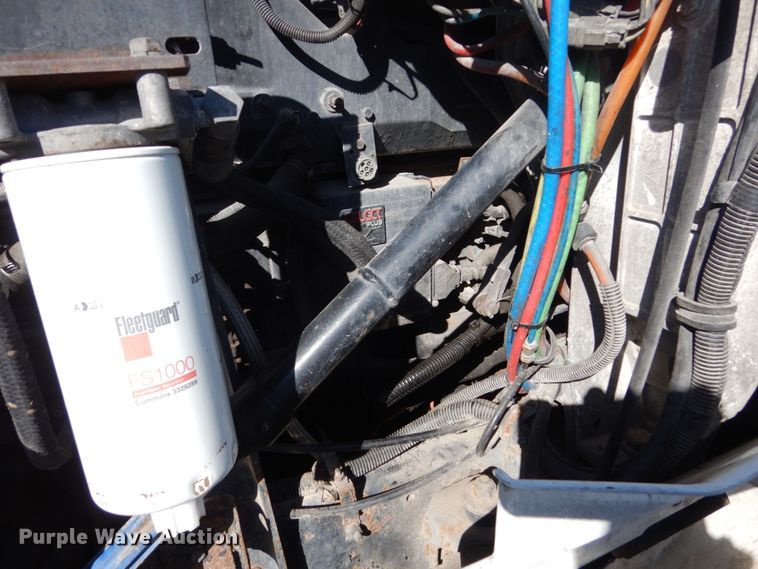 image for item FU9717 2001 International 9200i semi truck