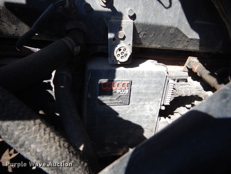 image for item FU9717 2001 International 9200i semi truck