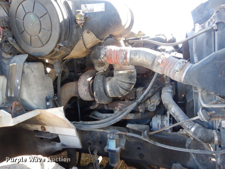 image for item FU9717 2001 International 9200i semi truck