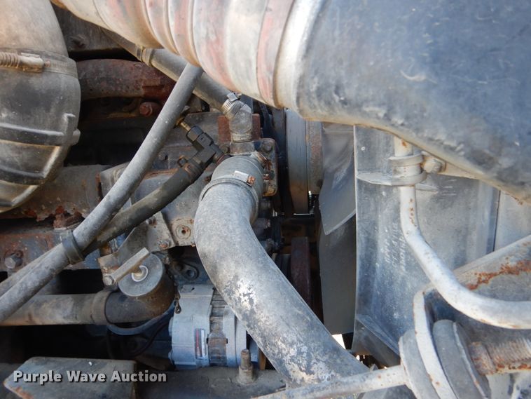 image for item FU9717 2001 International 9200i semi truck