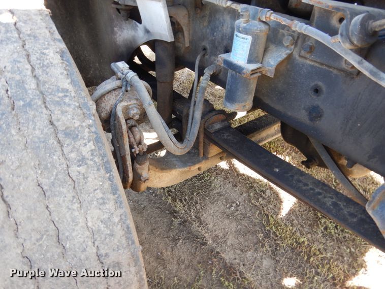 image for item FU9717 2001 International 9200i semi truck