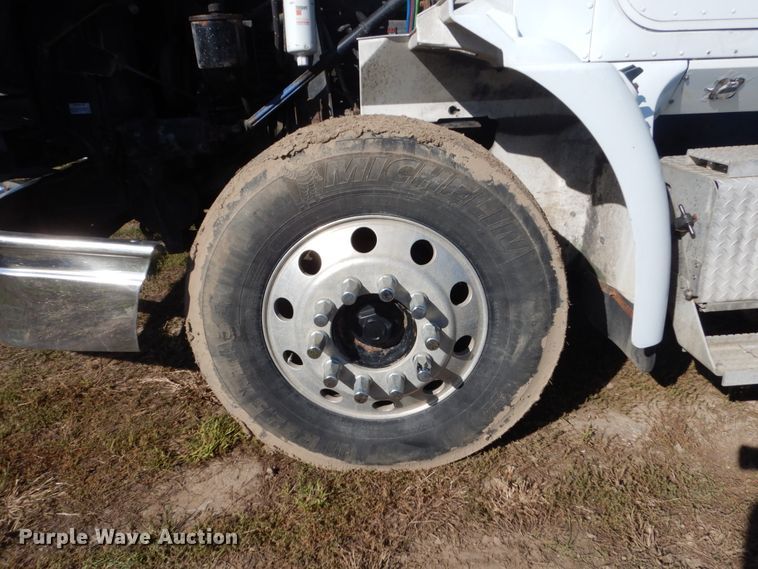 image for item FU9717 2001 International 9200i semi truck