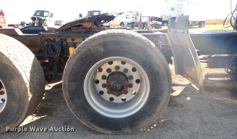 image for item FU9717 2001 International 9200i semi truck