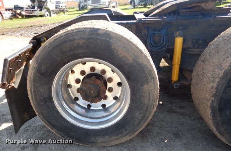 image for item FU9717 2001 International 9200i semi truck