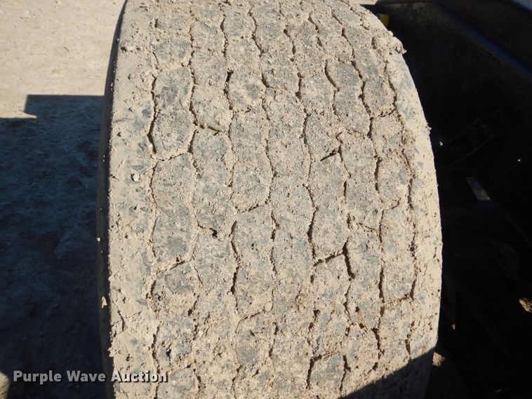 image for item FU9717 2001 International 9200i semi truck