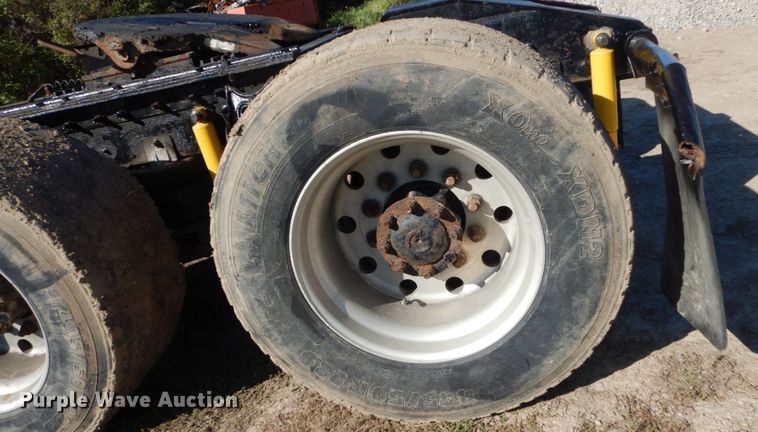 image for item FU9717 2001 International 9200i semi truck