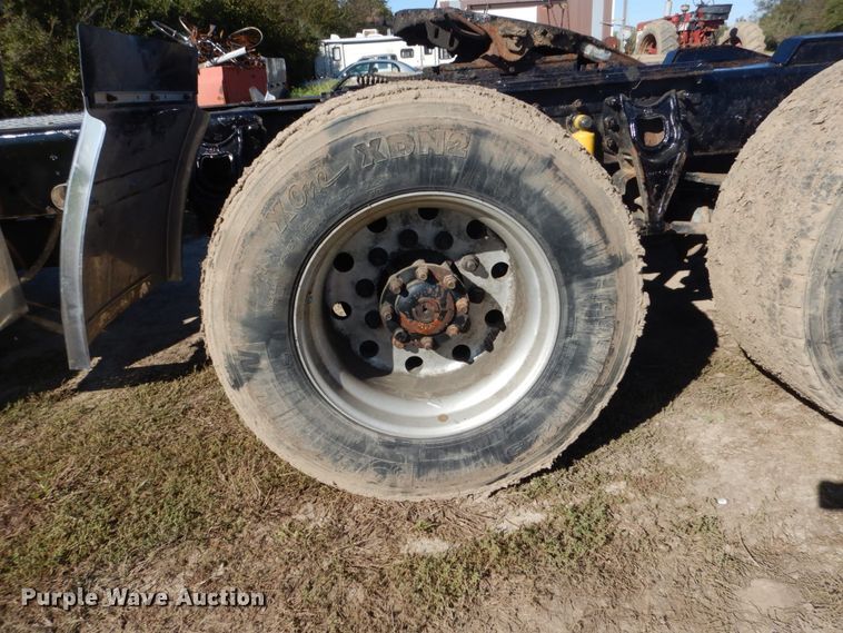 image for item FU9717 2001 International 9200i semi truck