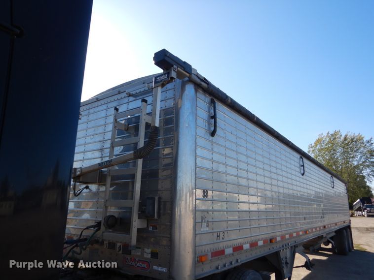 image for item FU9718 2008 Wilson DWH-551PA double hopper bottom grain trailer