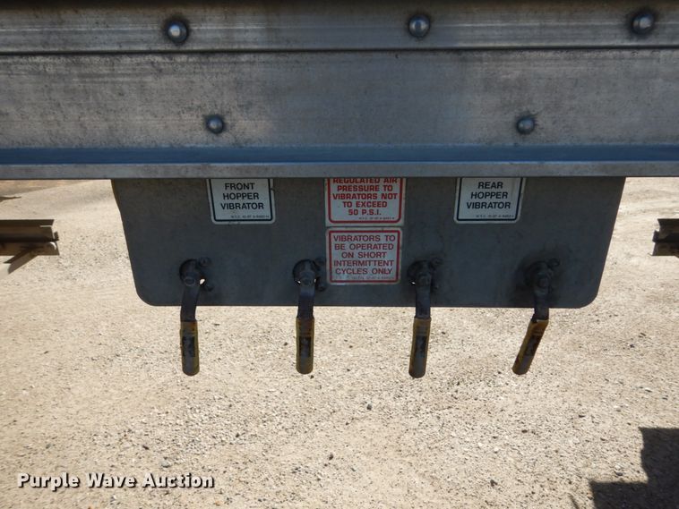 image for item FU9718 2008 Wilson DWH-551PA double hopper bottom grain trailer