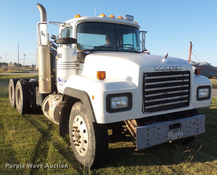 image for item GC9055 1997 Mack RD semi truck