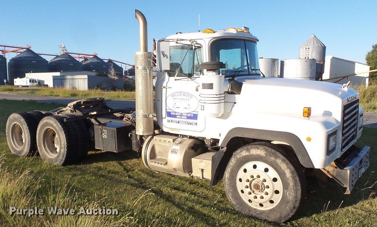 image for item GC9055 1997 Mack RD semi truck