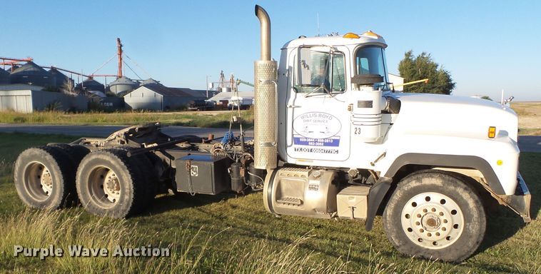 image for item GC9055 1997 Mack RD semi truck