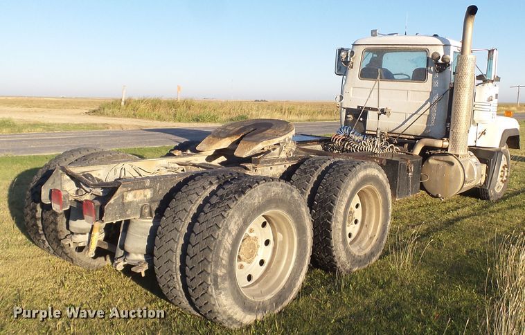 image for item GC9055 1997 Mack RD semi truck