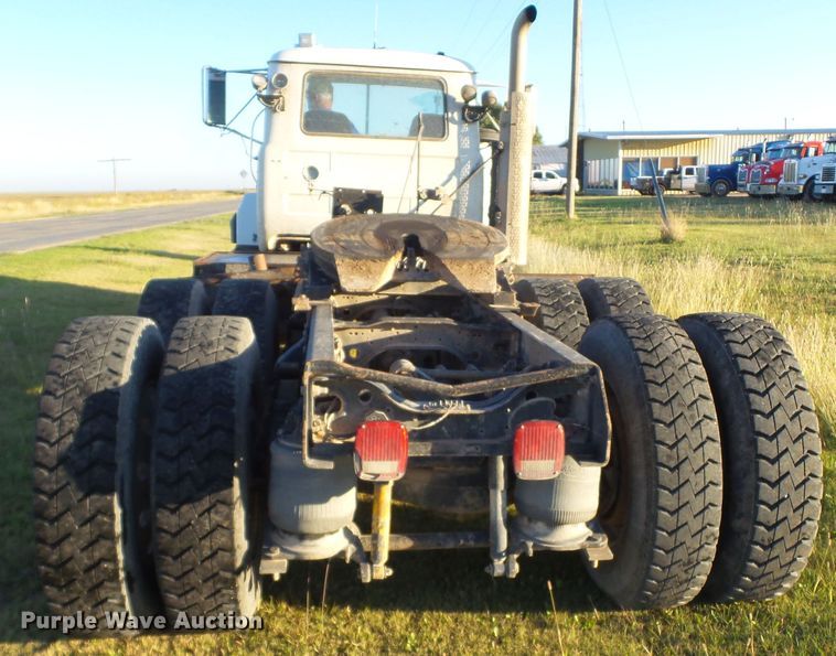 image for item GC9055 1997 Mack RD semi truck