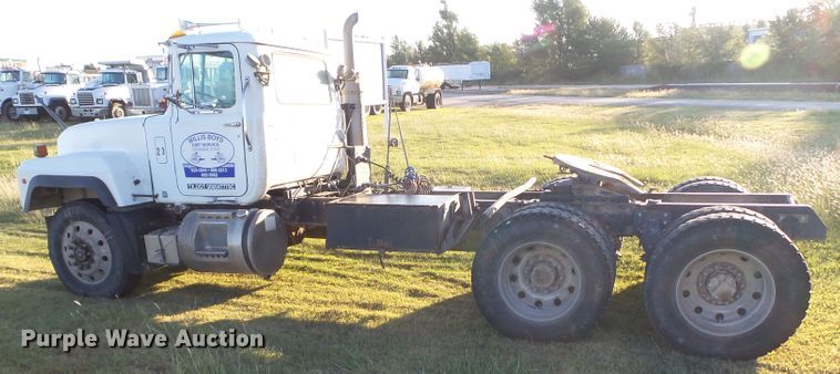 image for item GC9055 1997 Mack RD semi truck